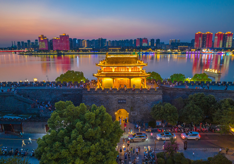 湖北襄陽：夜游古城點(diǎn)亮夏日生活
