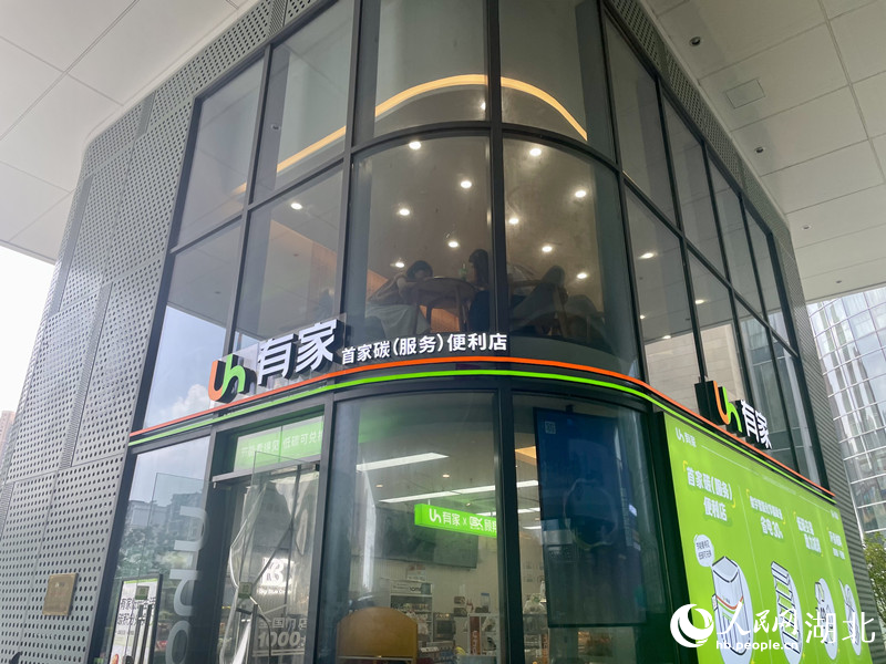 在碳服務(wù)便利店，自帶購(gòu)物袋可以獲得碳積分。人民網(wǎng)記者 張沛攝