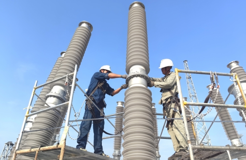 大冶±800千伏換流站內，現場施工人員正在進行極2高端直流場平波電抗器附件絕緣子的安裝工。段語楊攝