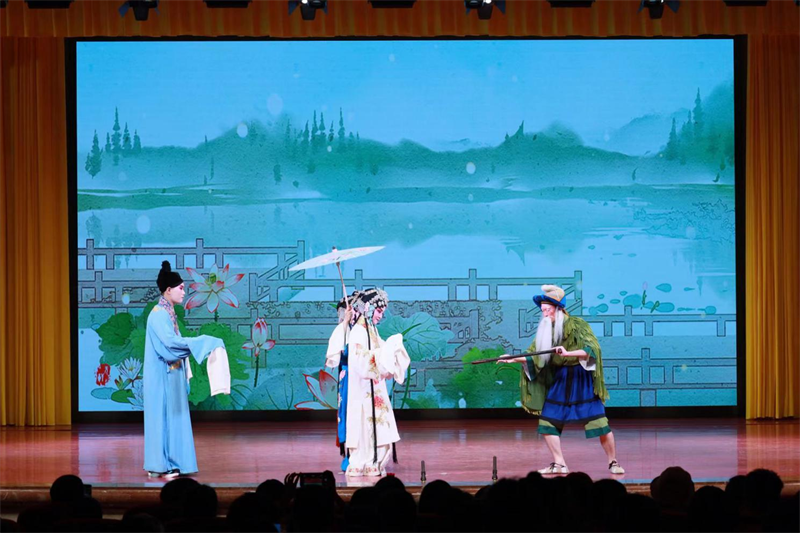 武漢華夏理工學(xué)院青春領(lǐng)航環(huán)保志愿宣教團(tuán)利用戲曲傳播環(huán)保理念。