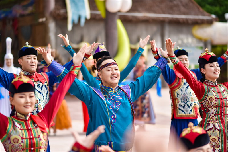 現(xiàn)場(chǎng)載歌載舞。黃軒攝