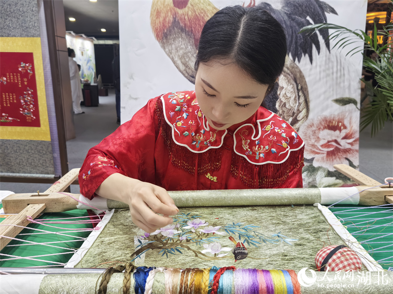 傳承人現(xiàn)場(chǎng)展示大冶刺繡的精妙技藝。人民網(wǎng)記者 周雯攝