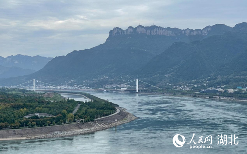 長(zhǎng)江岸邊綠意盎然，江中碧波蕩漾。人民網(wǎng)記者 周倩文攝